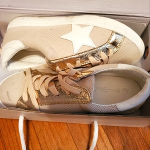 Like New Star Mesh & Gold Sneakers